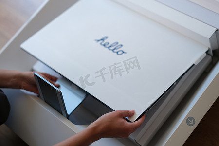 格鲁吉亚第比利斯 — 2022年7月26日：女人从盒子里拿出新的iMac显示器