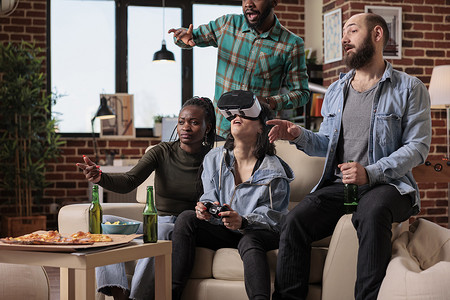 多民族群体戴着 VR 眼镜玩电子游戏