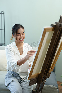 一位亚洲女性在业余时间设计艺术的肖像。