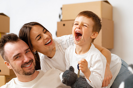搬家日新房里有纸箱的幸福家庭的肖像