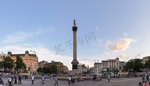 游客参观伦敦特拉法加广场