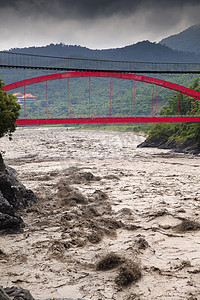 暴雨摄影照片_暴雨导致山谷和河流泛滥