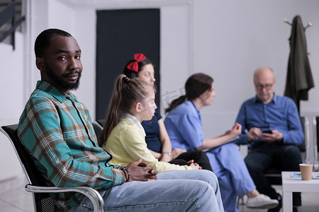 私人诊所摄影照片_护士检查预约时，非洲裔美国患者在私人诊所等待医生的肖像