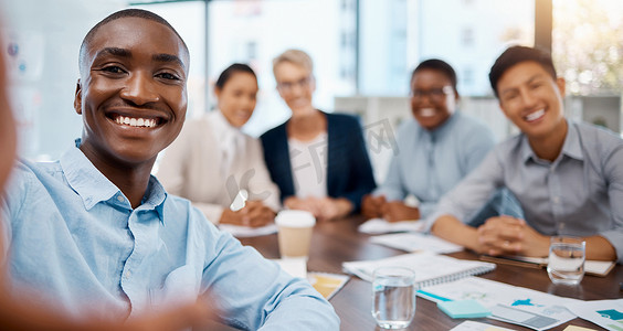 商务人士、自拍和企业会议中的多样性，与团结和快乐的员工一起。
