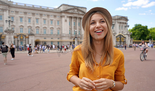 访问英国伦敦的年轻女游客的肖像
