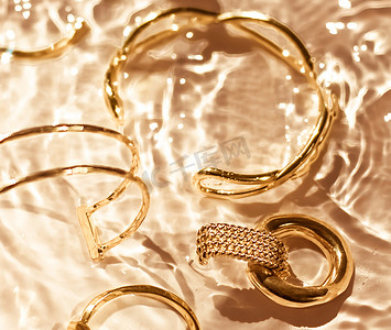 金手镯、耳环、戒指、金水背景珠宝、奢华魅力和珠宝品牌广告的假日美容设计
