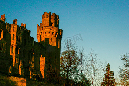 金色秋光下的古欧洲中世纪建筑城堡，秋季蓝天背景