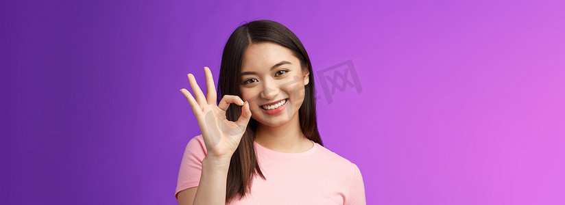 可爱的微笑亚洲女孩批准好计划，显示好好的标志，倾斜头可爱的笑容，满意的完美品质产品，给予积极的反馈，接受选择，站在紫色背景