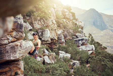 山地、攀岩和运动，与一名女运动员和登山者在大自然中户外绳降。