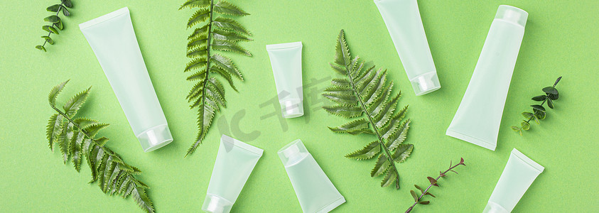 护肤有机美容产品瓶、绿色背景植物叶