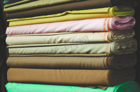 纺织店工业制造材料中的彩色织物棉卷。
