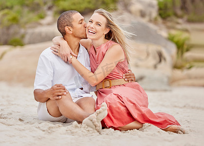 大海种族摄影照片_海滩、多种族的爱情和一对情侣在海边度假或度蜜月时在沙滩上亲吻。