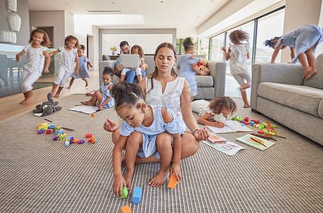 冥想、平静和兴奋的家庭孩子精力充沛，在客厅里玩耍和跑步。