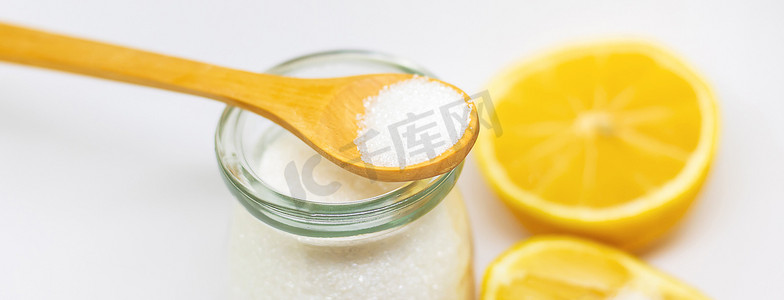 酸性背景摄影照片_白色隔离背景上的柠檬酸。
