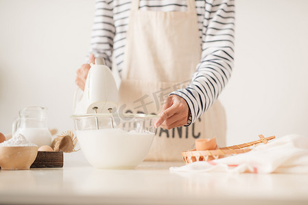 酥蛋黄摄影照片_厨房搅拌机搅打奶油蛋奶酥糕点搅拌器快速旋转