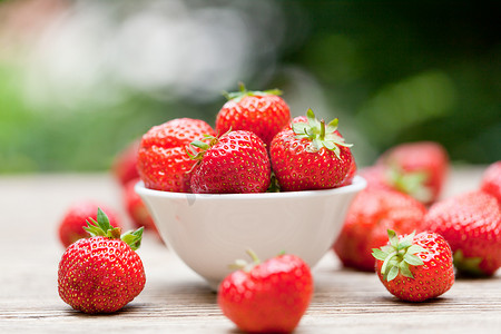 新鲜美味的甜草莓宏观特写花园户外