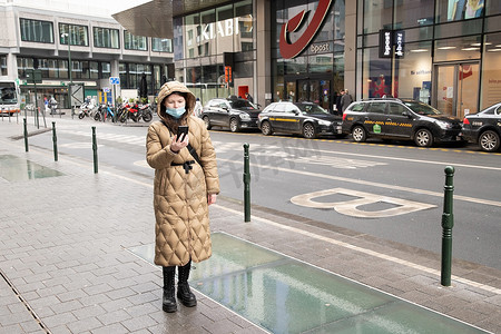 2021年1月摄影照片_比利时布鲁塞尔 — 2021年1月31日，身穿保暖羽绒服的年轻女子