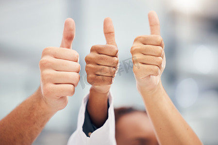 动机摄影照片_是的，成功或感谢员工对工作目标或目标完成感到高兴的竖起大拇指。