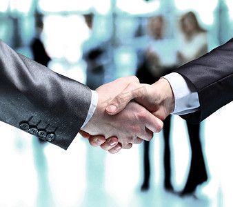 商界人士握手确认合作伙伴关系的特写