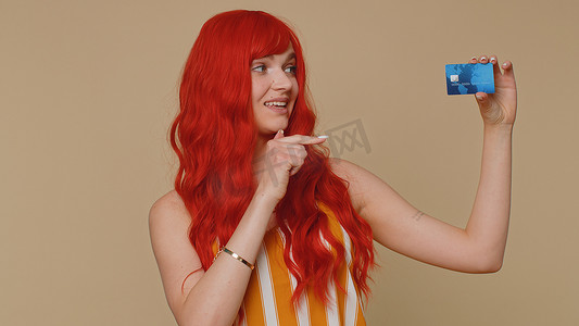 红发女孩展示塑料信用卡银行卡广告转账无现金网上购物