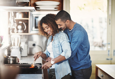 恩爱而深情的夫妻在厨房里拥抱一起准备早餐、午餐或晚餐。