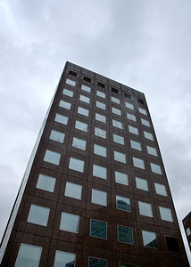 英国伦敦 — 2006年10月22日：阴天，由Bonnington Partnership设计的玻璃、混凝土和钢结构建筑“伦敦一号桥”。