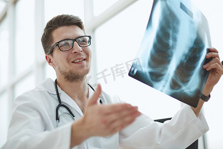 医院放射科摄影照片_男医生放射科医生在医疗办公室检查 X 光片。