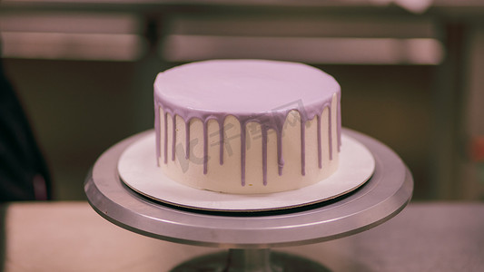 人像图标磨砂摄影照片_白丁香空白奶油磨砂蛋糕准备由蛋糕设计师装饰