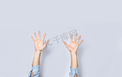 男人的手数五，手指数五，手的手指数五在孤立的背景下，倒计时