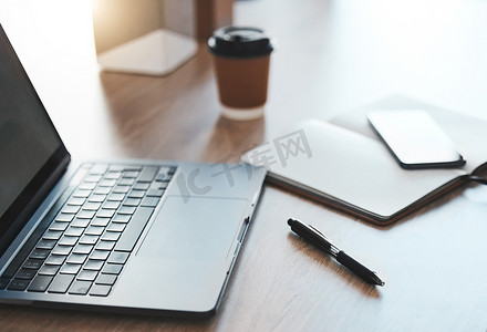 樱花网页设计摄影照片_空桌子、笔记本电脑和咖啡店，配备笔记本、电脑技术和笔，用于咖啡馆工作区的 SEO、UX 和 UI 网页设计。