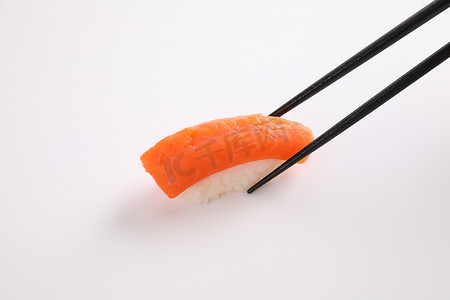 三文鱼寿司用筷子日本料理隔离在白色背景