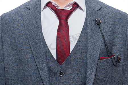 男士深灰色西装搭配白衬衫和红色领带