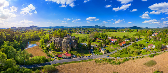 捷克语摄影照片_捷克波西米亚北部斯洛普城堡的鸟瞰图。 