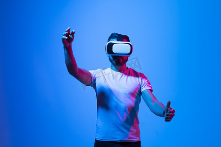 vr虚拟现实摄影照片_戴 VR 眼镜的建筑师从事增强现实工作。