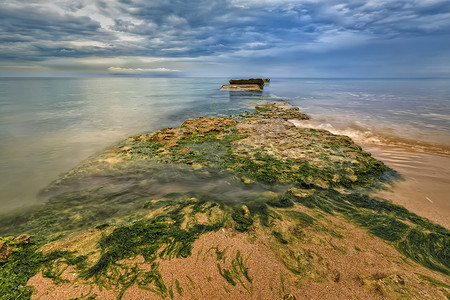 海洋模糊摄影照片_保加利亚黑海沿岸的美丽多云海日出