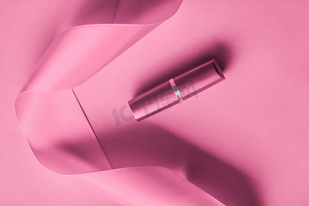 粉色假日背景上的豪华口红和丝带、化妆品和化妆品平铺，用于美容品牌产品设计