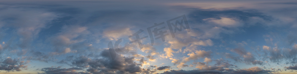 球形脉络摄影照片_深蓝色日落天空全景与积云。