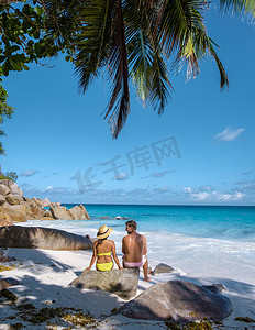 塞舌尔普拉兰岛安斯乔吉特，一对年轻夫妇在塞舌尔的热带海滩上享受豪华假期。