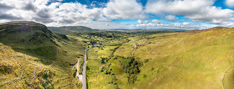 爱尔兰共和国多尼戈尔郡阿达拉和基利贝格斯之间 Altnadewon 山的鸟瞰图