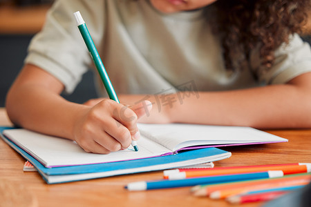 有创意的孩子在家庭学校、课堂或图书馆的教育和知识书籍中绘画、写作和着色。