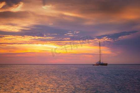 阿鲁巴田园诗般的加勒比海滩，日落时有船，荷属安的列斯海