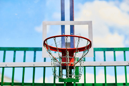 篮球框摄影照片_操场外的篮球框。