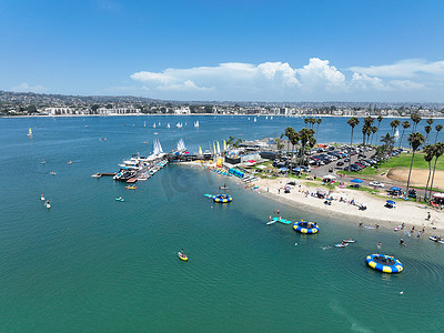 加利福尼亚州圣地亚哥使命湾水上运动区的船只和皮划艇的鸟瞰图。