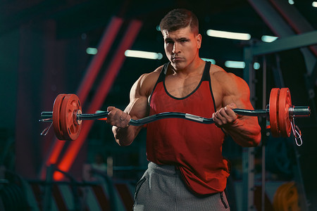 健美运动员在健身房里锻炼肌肉。