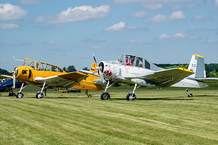 两架 Zlin Z-37A-2 大黄蜂飞机用于农业