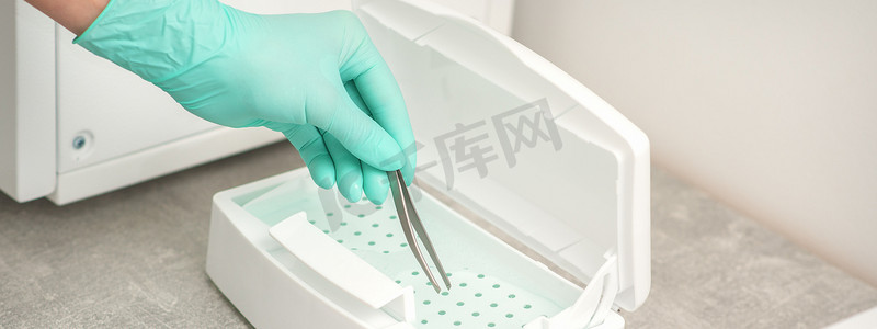 使用医疗器械清洁系统对镊子进行手部消毒。