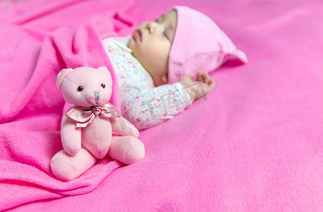 宝宝穿棉衣服摄影照片_宝宝和熊一起睡觉。