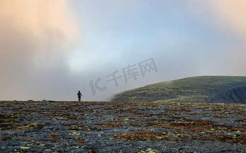 多云天气背景山峰的秋季多彩苔原。