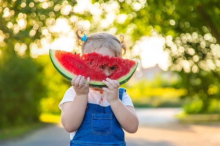 户外野餐摄影照片_小女孩夏天吃西瓜。
