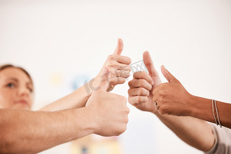 人们对社区支持小组中的成功、成就或共识竖起大拇指。